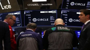 تراجع الدولار وصعود الذهب.. داو جونز يرتفع 290 نقطة بعد قرار فيدرالي